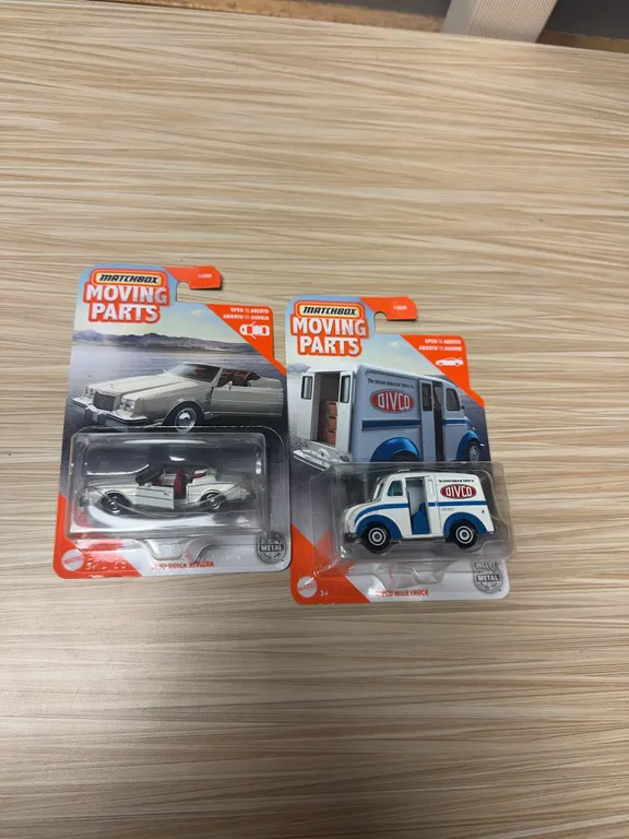 MATCHBOX MOVING PARTS : 1983 Buick Riviera -Divco milk truck