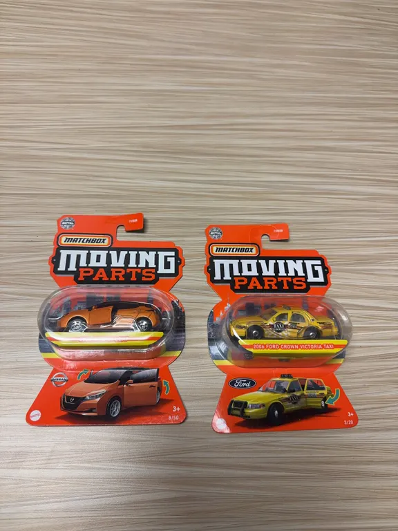 MATCHBOX MOVING PARTS : 2020 Nissan leaf -2006 Ford crown Victoria taxi 