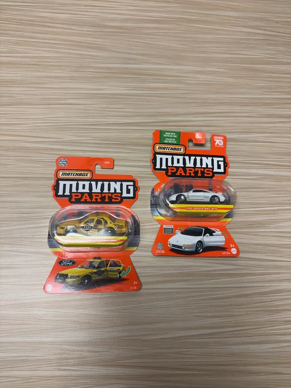 MATCHBOX MOVING PARTS : 2006 Ford Crown Victoria taxi - 1990 Toyota MR2 W20