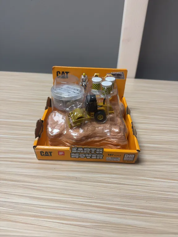 Cat Earth Mover Metal Construction 1:87 Scale