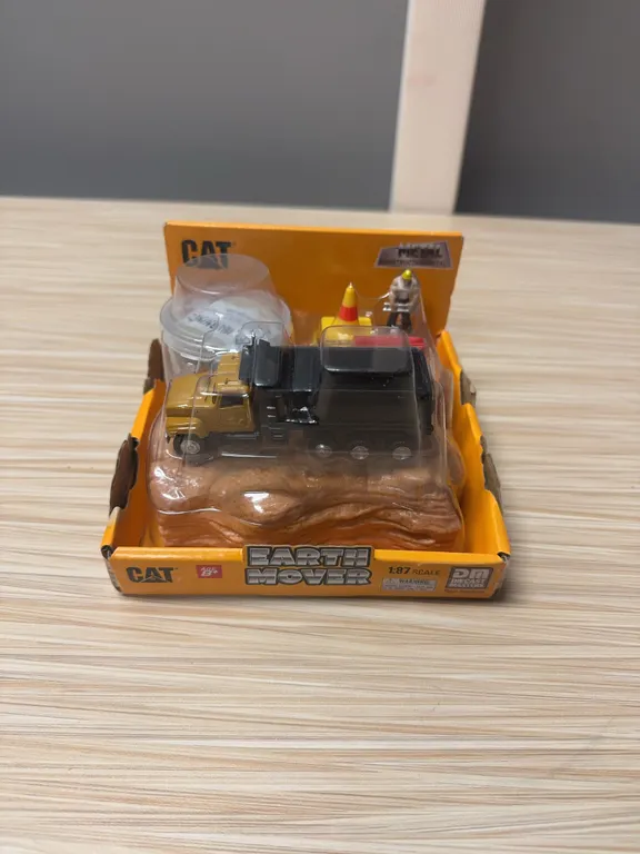 Cat Earth Mover Metal Construction 1:87 Scale