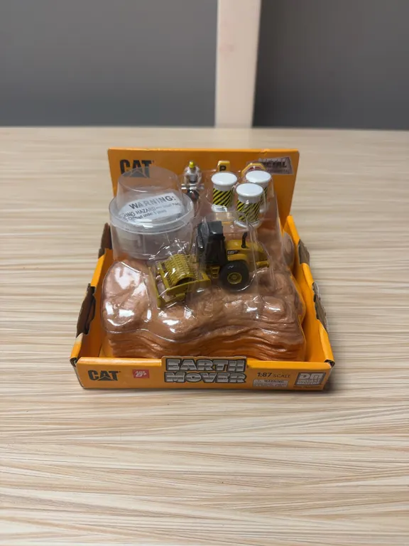 Cat Earth Mover Metal Construction 1:87 Scale