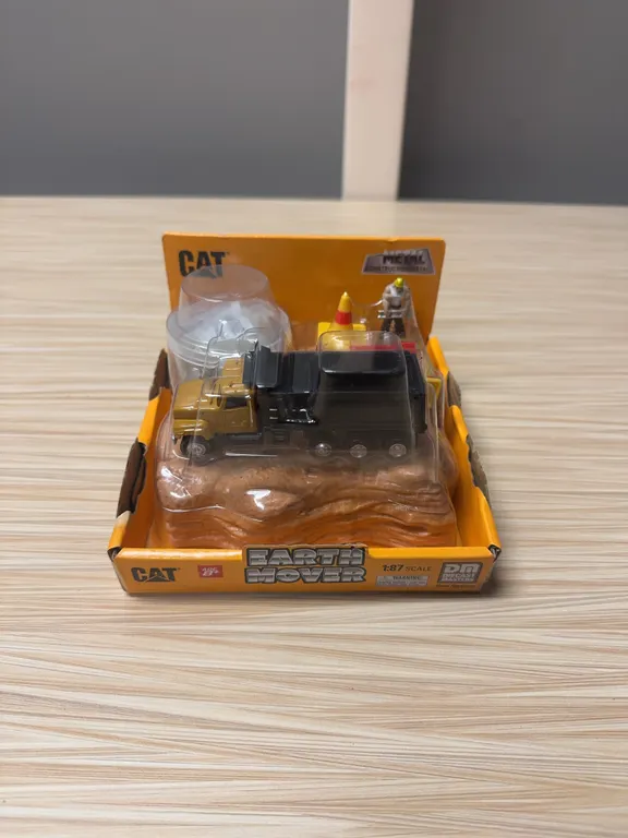 Cat Earth Mover Metal Construction 1:87 Scale
