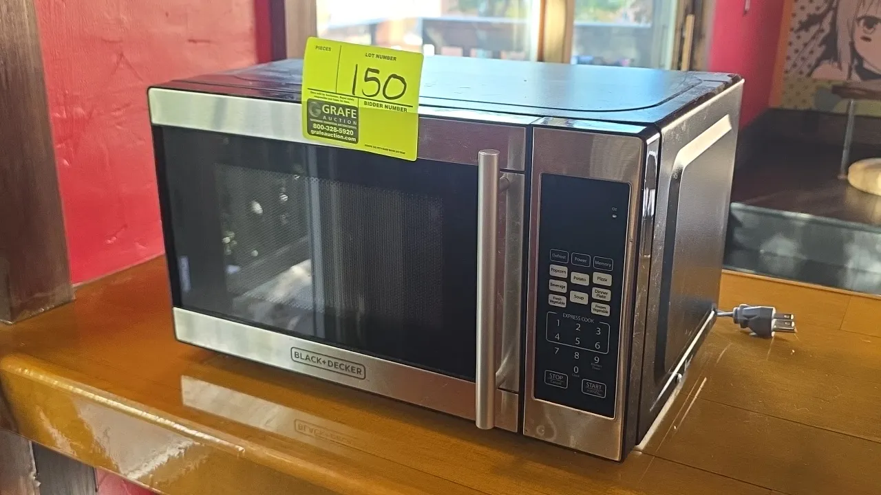 2016 Black+Decker EM720CPN-PMB countertop microwave oven. Features stainless steel exterior accents, digital touchpad control panel with presets, door