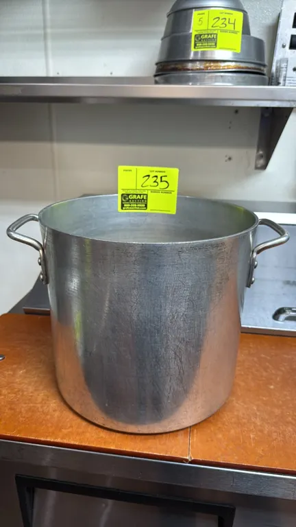 Winco ALST-16 16 qt aluminum stock pot. Features dual riveted loop handles. NSF certified.