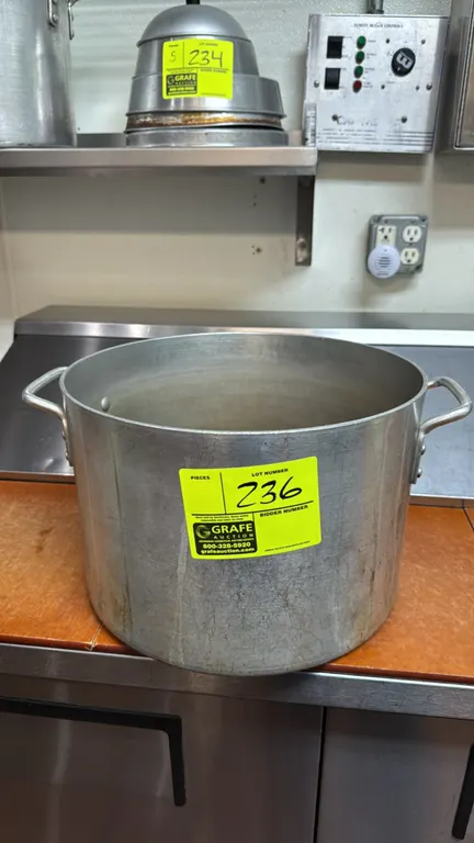 Winco ASSP-20 20 qt aluminum stock pot. Features heavy-duty aluminum construction and dual riveted loop handles. NSF certified. Lid not included.