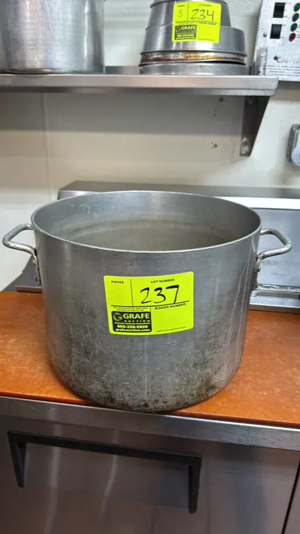 Royal Industries SAPT-20H 20 qt aluminum stock pot. Features aluminum construction and dual riveted side handles.