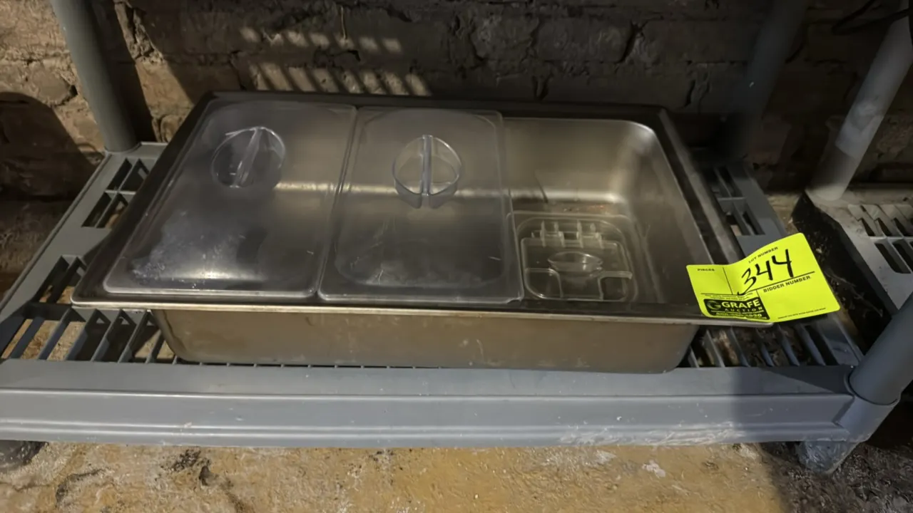 Full-size stainless steel catering pan. Includes assorted clear polycarbonate lids.