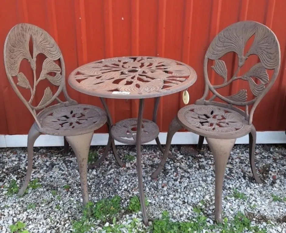 Lovely metal conversation table and 2 chairs.