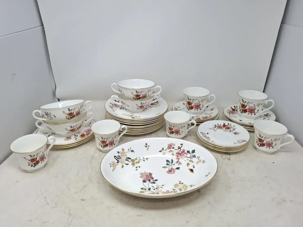 34 piece Royal Albert China Garden dishware