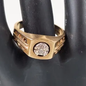 Stunning 10K ring with tested diamond. Size 11