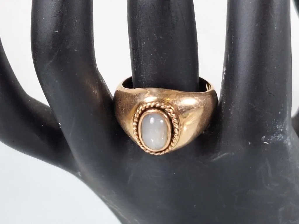 Elegant 14K Ring with oval cut gemstone. Size 9