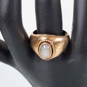 Elegant 14K Ring with oval cut gemstone. Size 9