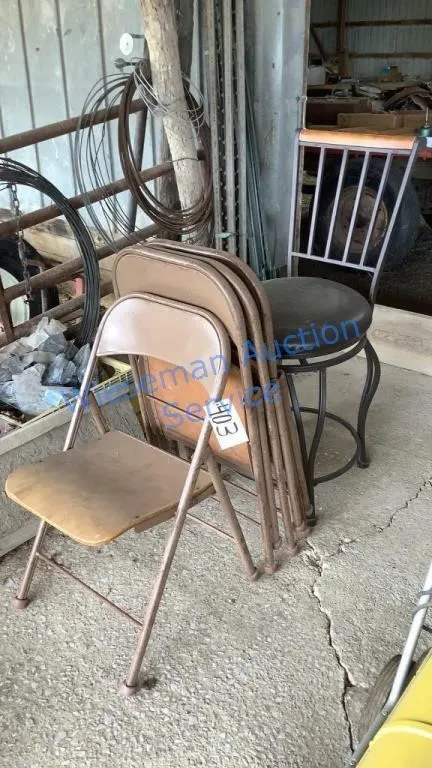 FOUR METAL FOLDING CHAIRS AND SHORT TOP BAR STOOL