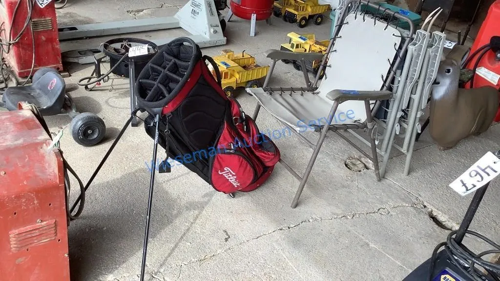 TITLEST GOLF BAG AND THREE FOLDING CHAIRS