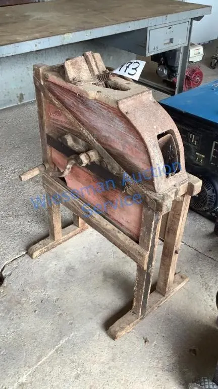 VINTAGE CORN SHELLER