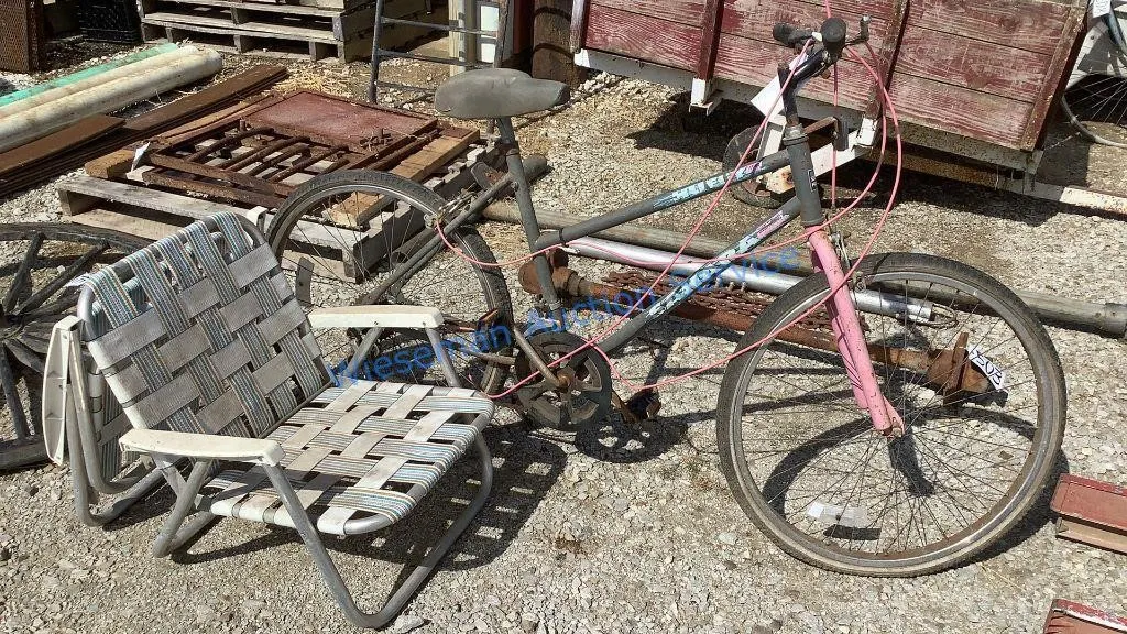 ALUMINUM FRAMED BEACH CHAIRS AND HUFFY BICYCLE