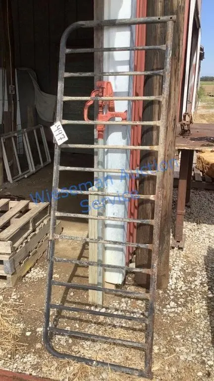 WALL MOUNT HAY FEEDER