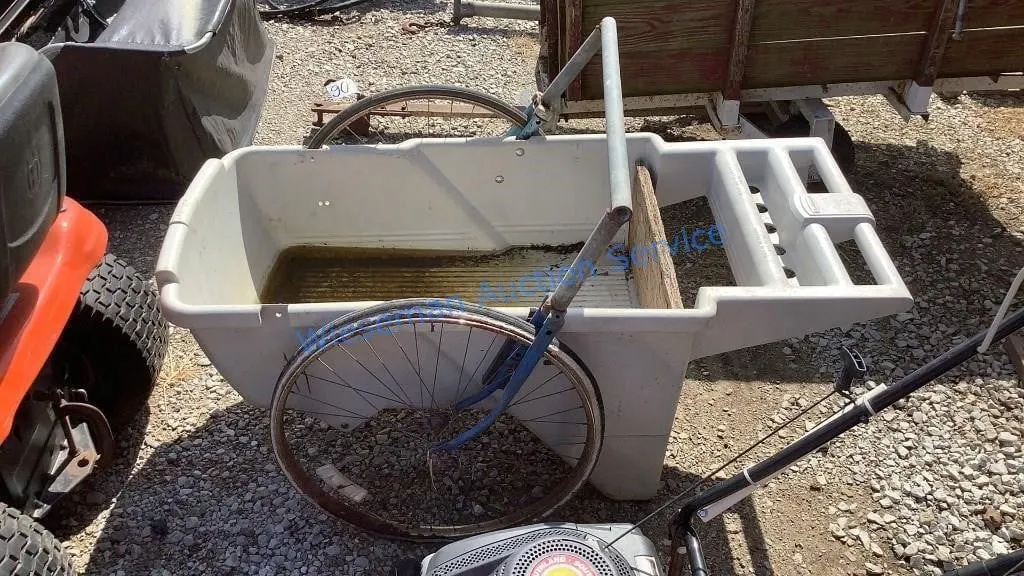 RUBBERMAID CART