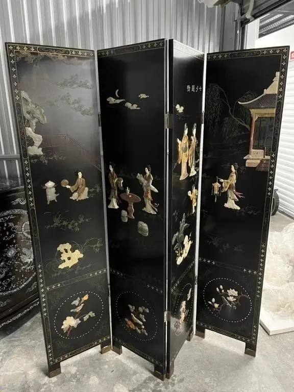 4-PANEL ORIENTAL SCREEN WITH RAISED FIGURES IN LAN