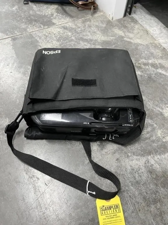 EPSON H429A PROJECTOR WITH CHARGER IN CASE