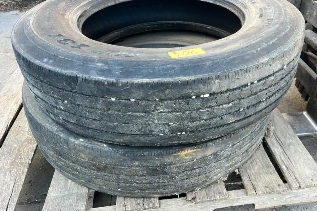 2 DUNLOP 285/75R24.5 Truck Tires. #C.