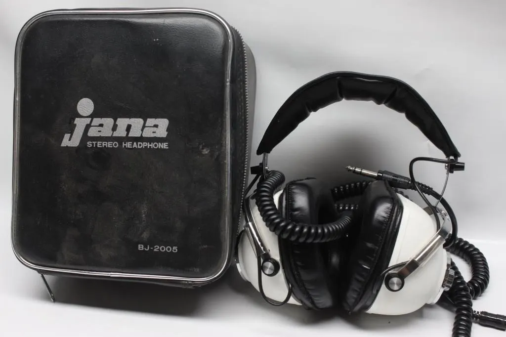 Jana BJ-2005 Stereo Headphones with Case