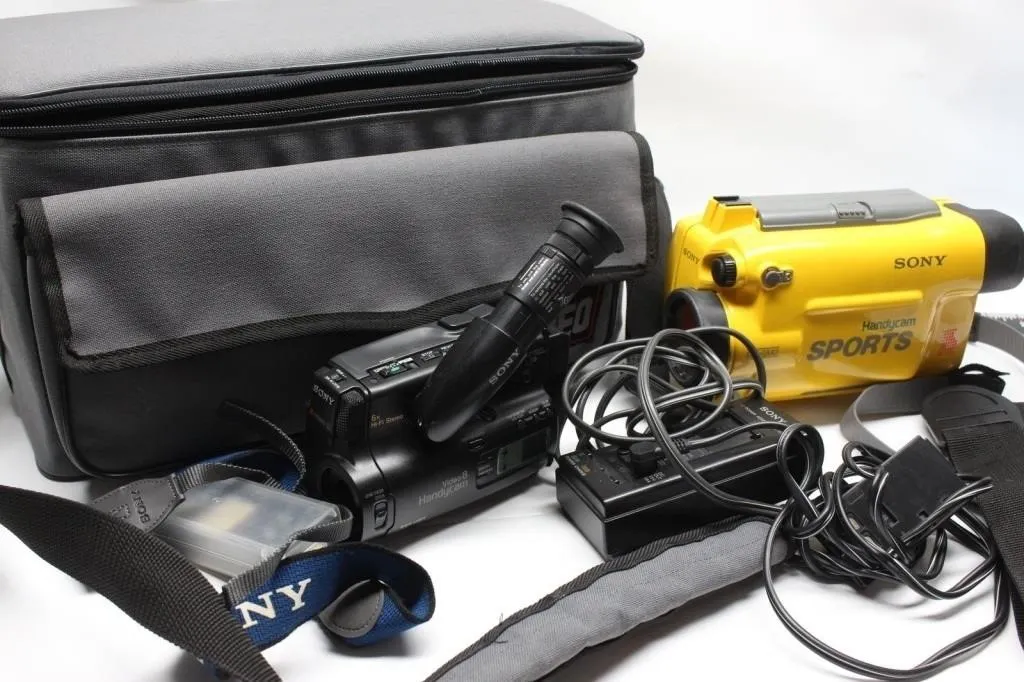 Sony HandycamTRX2 Video8 Camcorders with Bag &