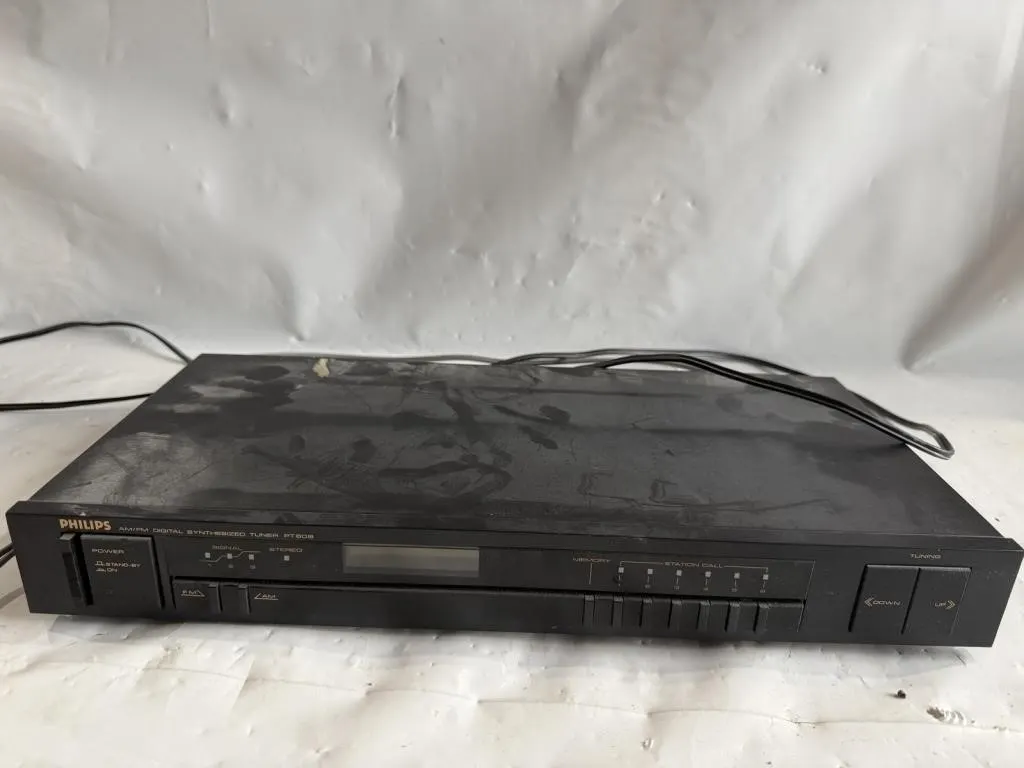 Philips AM/FM Digital Synthesized Tuner PT60B