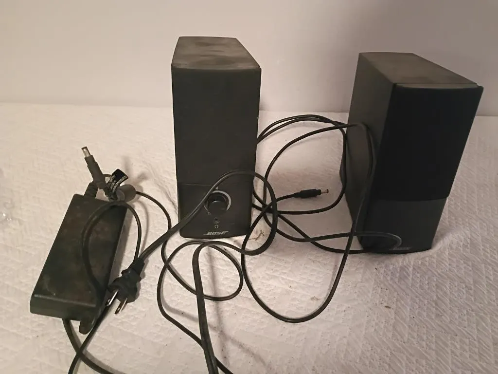 BOSE POWERED DESKTOP SPEAKERS