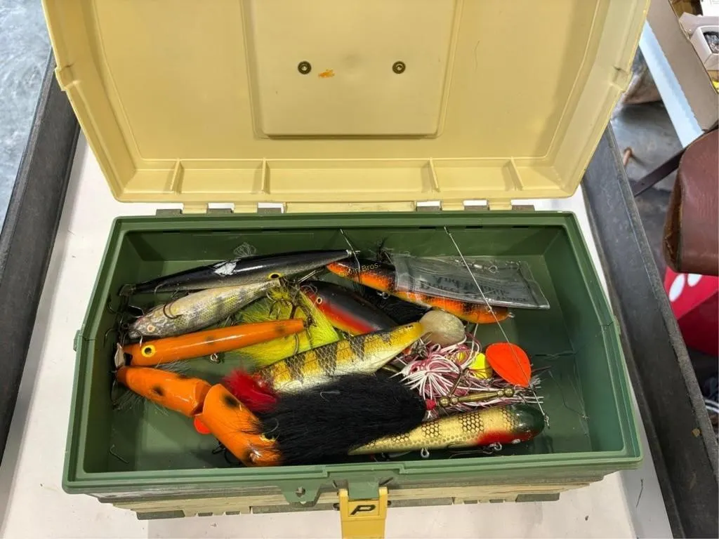 Tacklebox w/Vintage Musky Lures