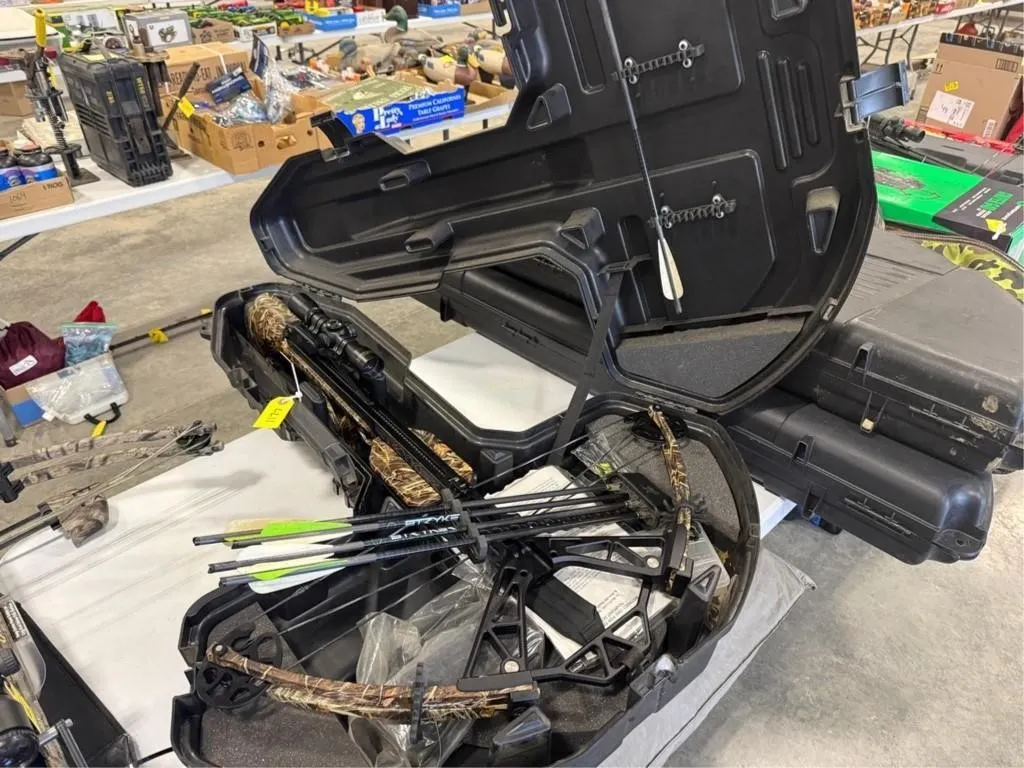Stryker Crossbow w/hard case & arrows