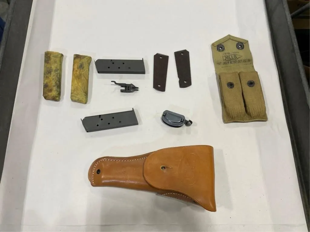 US WWII 1911 Magazines, U.S Holster etc