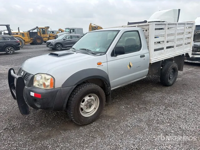 2011 Nissan NP300 4x4 Camioneta con Plataforma (INOPERABLE) / Flatbed Truck (Inoperable)