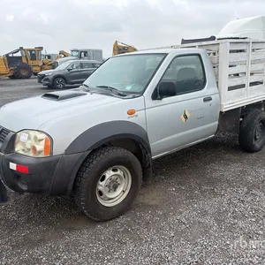 2011 Nissan NP300 4x4 Camioneta con Plataforma (INOPERABLE) / Flatbed Truck (Inoperable)