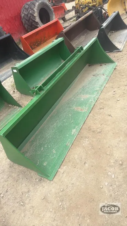 Unused 7ft John Deere quick tach material bucket