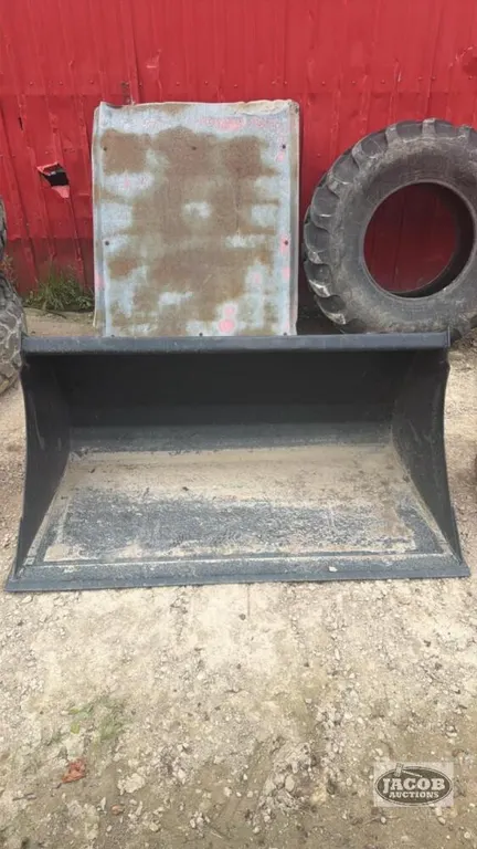 Unused ALo 5ft quick tach material bucket