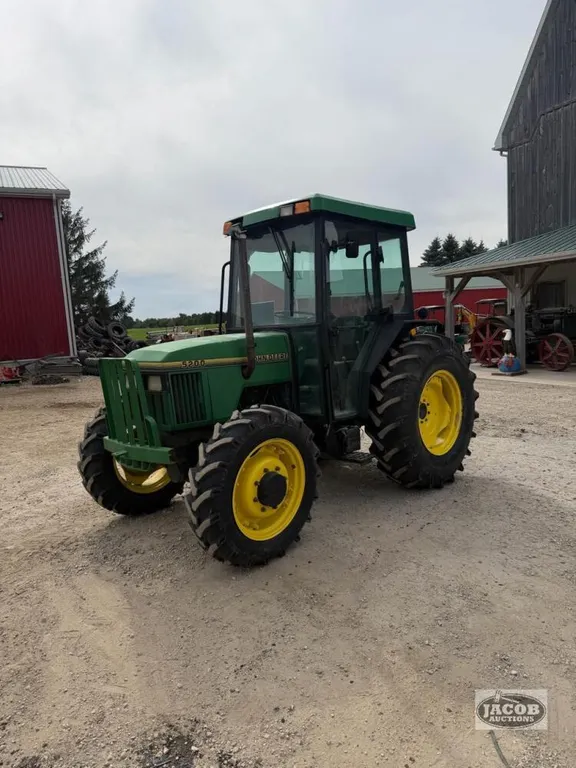 John Deere 5200 tractor 4x4
