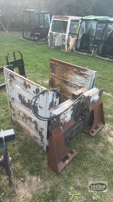 Skid steer quick tach hydraulic bale grabber