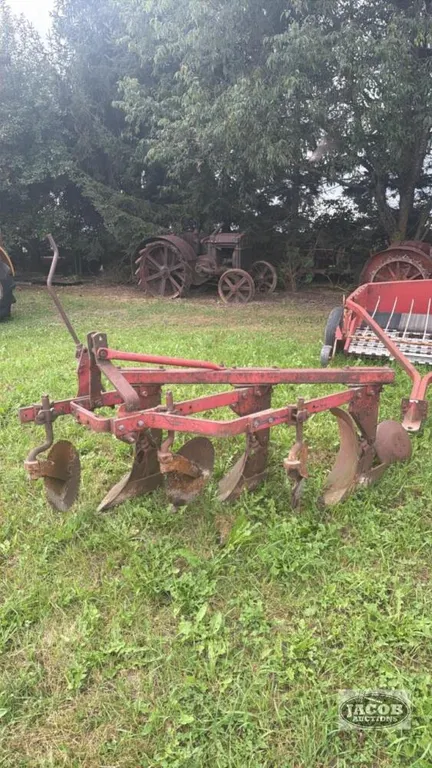 Massey Ferguson 3 furrow plow 16inch bottom