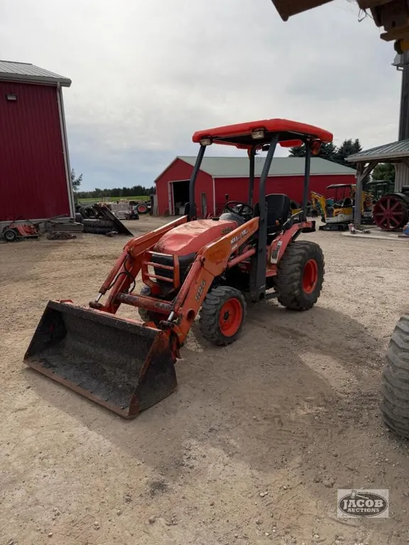 Kubota B26 loader tractor 4x4