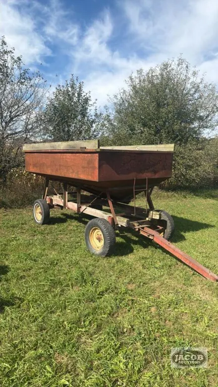 Gravity wagon 125 bushel