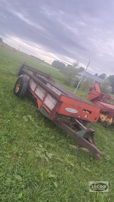 New idea 214 three beater single axel manure spreader