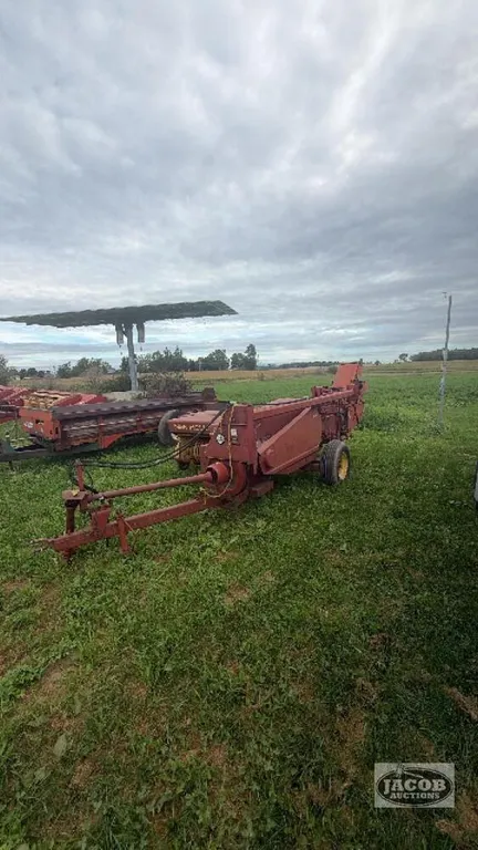 Newholland 310 square bailer with thrower
