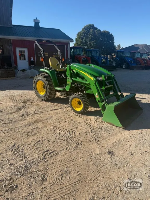 John Deere 3320 loader tractor 4x4