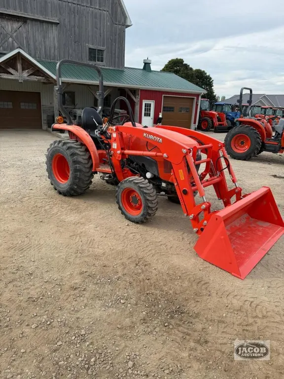 Kubota L3301 loader tractor 4x4