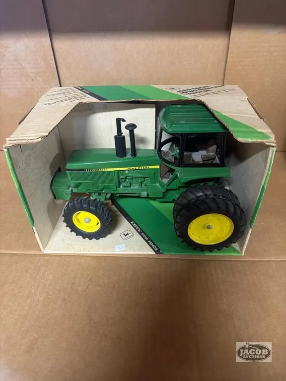 1/16 John Deere tractor