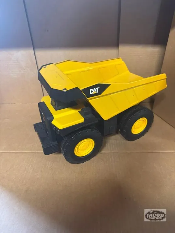 Cat dump truck