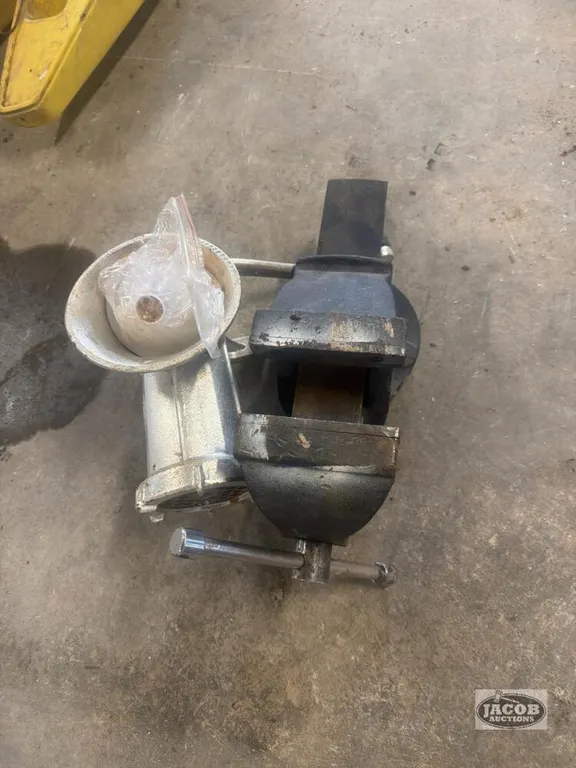 Grinder and vise