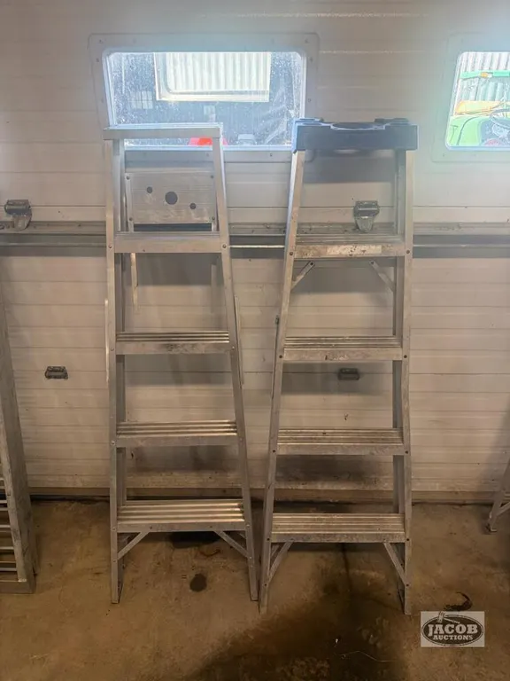 2 4ft step ladders